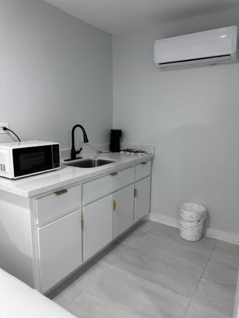 White Sands Inn, Marina, Bar & Grill พอร์ตอิสซาเบล ภายนอก รูปภาพ