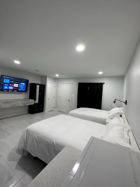 White Sands Inn, Marina, Bar & Grill พอร์ตอิสซาเบล ภายนอก รูปภาพ